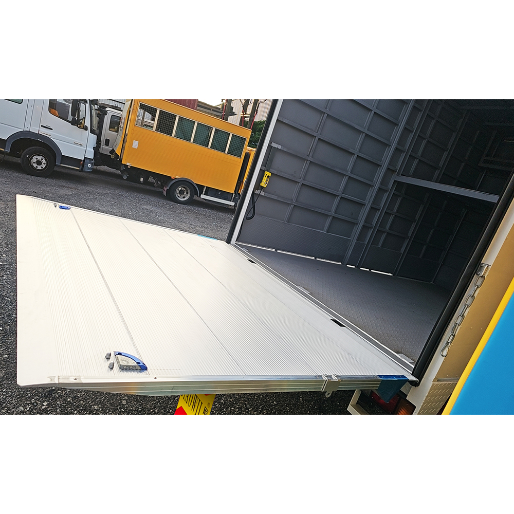 Tail Lift Truck: Types, Hydraulic Mechanism & Rental Guide