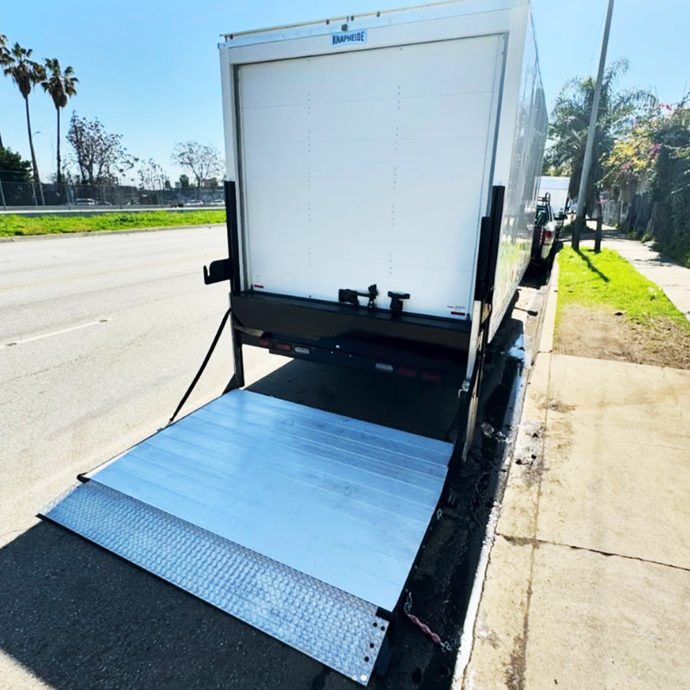 column tail lift structure — twin columns, chains, and lowered platform