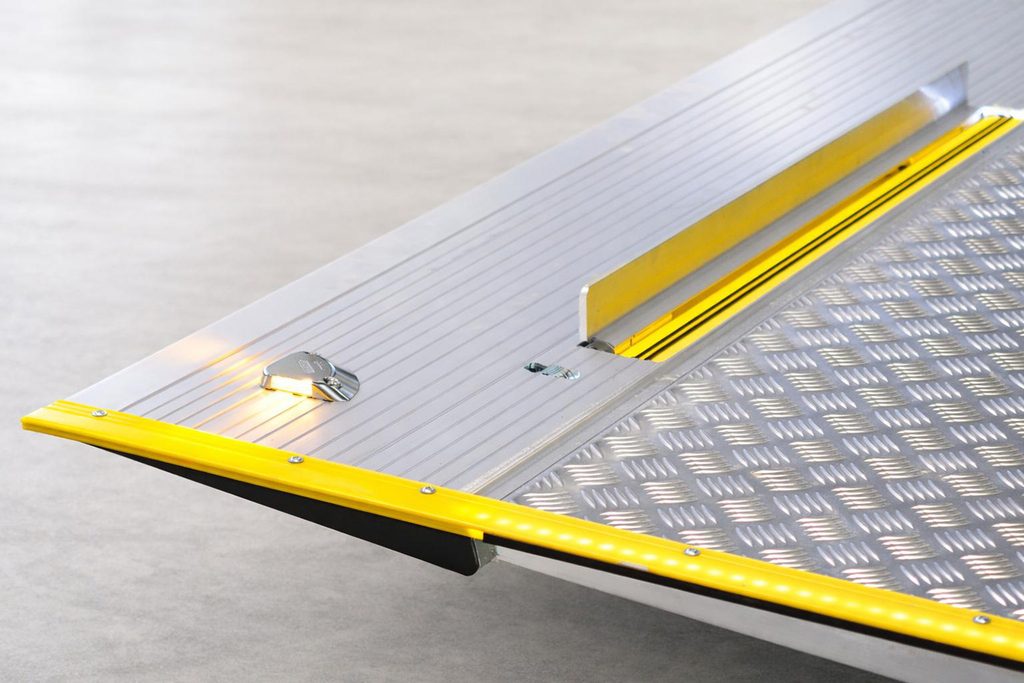 Anti-pinch protection and obstacle detection on a commercial vehicle tail lift