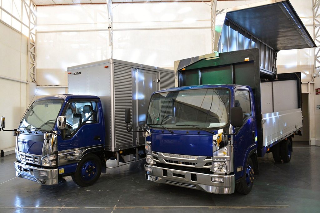 Heavy-duty electric wing body truck with fully elevated side door powered by a hydraulic opening system