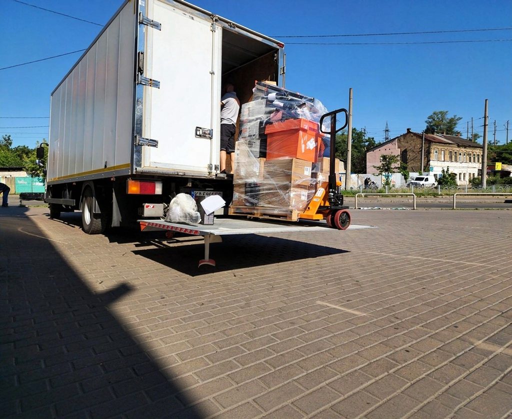 Tail lift safety during commercial vehicle loading and unloading